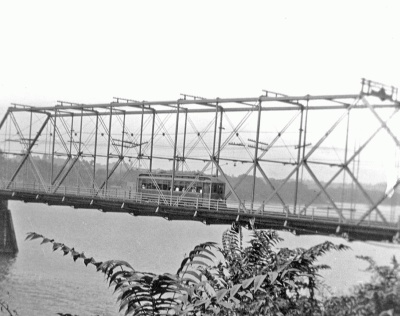 Trolley on Walnut Street Bridge